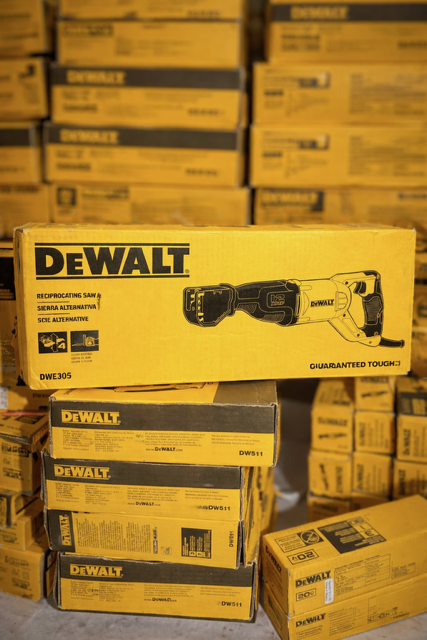 DEWALT DWE305 12 Amp Corded Reciprocating Saw image 2